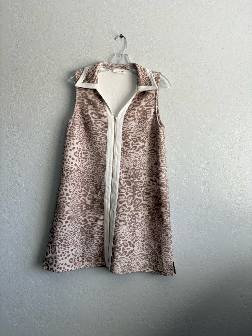 ❤️NEW entro Sleeveless Zip-Front Dress in Light Taupe Leopard Print